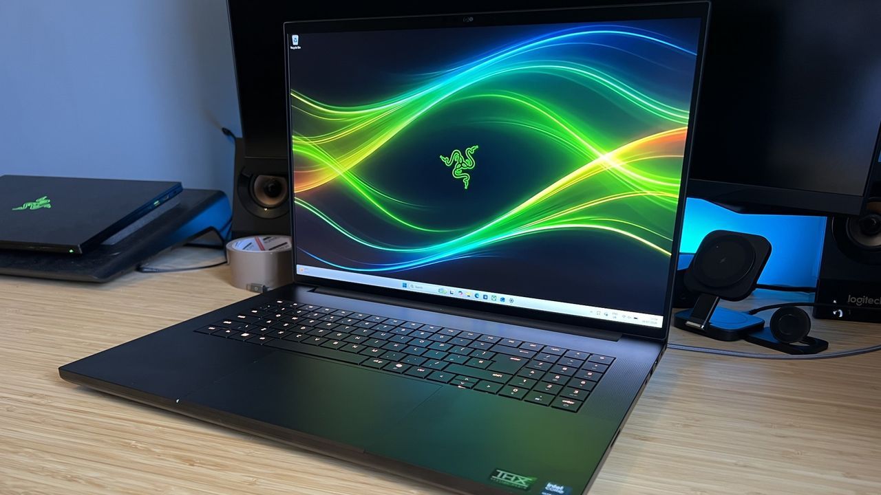 Featured image Razer Blade 18 vs Fastest Gaming Laptop nearly folded